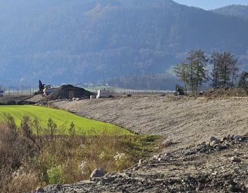 Gradnja uvajalnega nasipa Ločica-Letuš (foto: B. Dimec)